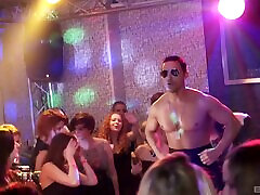 freche porno-heiße küken werden auf einer clubparty im hardcore-doggystyle gefickt