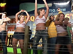 las chicas borrachas de la fiesta muestran las tetas en un concurso de camisetas mojadas