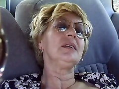 Mature Pauline fingers her old sed ut ce in a car and gets fucked