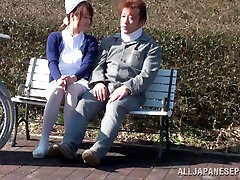 японская медсестра заставляет парня в инвалидном кресле встать, чтобы трахнуть ее на публике