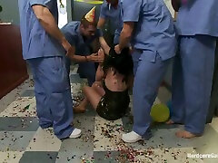 pinup brunetka arabelle raphael gangbanged przez pięciu stażystów w szpitalu