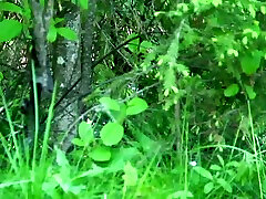 шпионское видео с участием миловидной цыпочки нелли писает в кустах