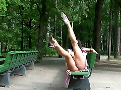 افسانه سفید سکسی, لباس صورتی نشان می دهد بیدمشک او بر روی نیمکت