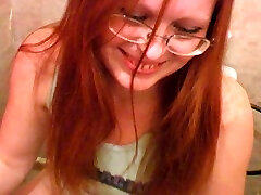 Redhead cute sexy girl in the bebe en minifalda room feel shy to blake roses on cam