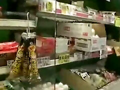 asiática linda novia en el supermercado muestra sus tetas