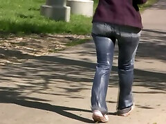 chica desvergonzada en la parada de autobús se mea en sus jeans