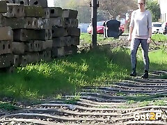 похотливая бесстыдная и довольно гибкая рыжеволосая цыпочка писает возле железной дороги