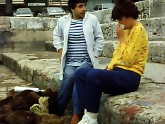 این خیلی داغ است که دو جوجه داغ سرگرم کننده با یک شخص