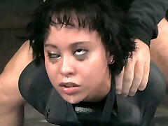 a pelo corto milf viene scopata da due adolescenti in sensazionale bdsm clip