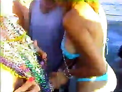 heißes video mit einer reifen blondine, die ihren nackten körper am strand blinkt