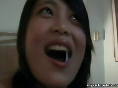 une nana asiatique amateur parvient à traire une bite sèche dans sa bouche