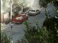 سبزه خیره کننده زیبایی با زرق و برق دار بدن بلند و باریک به خوبی میخ