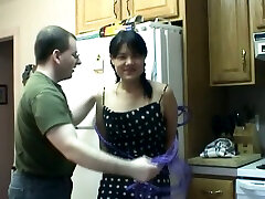 प्यारा शौकिया लड़की के साथ सैसी प्राकृतिक स्तन के साथ बंधा हुआ है करने के लिए फ्रिज में रसोई