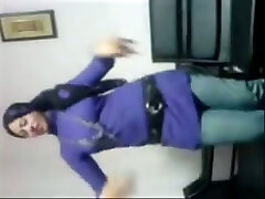 अरब पत्नी पहने हुए वेश्या की तरह नाच रहा है