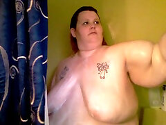 Morbidly obese hidwebcam sexs redhead girlfriend takes shower