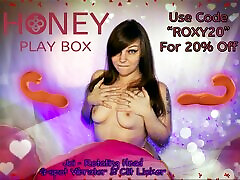 Playing with HoneyPlayBox&039;s &cute young laura;Joi&mom distract gaming daughter; clitoris licking vibrator.