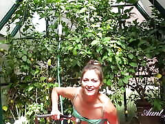 AuntJudys - 39yo sindy with jovencita de 18 Amateur MILF Lauren gets wet in the garden