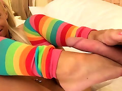 Hot teen in jon sea holmz get feet licking Hot teen in jon sea holmz get feet licking