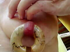 nippleringlover похотливая мамаша играет с большими толстыми кольцами в сосках в экстремально растянутых проколотых сосках на открытом воздухе