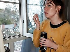 stiefschwester raucht eine zigarette und trinkt alkohol