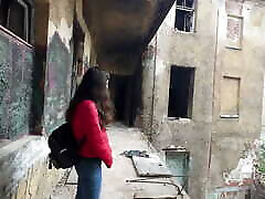 petite amie baisée durement dans une maison abandonnée effrayante