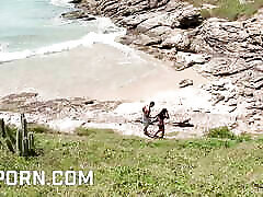 गर्म ब्राजील लड़की बड़ा काला मुर्गा द्वारा समुद्र तट में