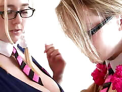 दो गुलाबी लड़कियां स्कूल के बाद एक लॉलीपॉप साझा करती हैं