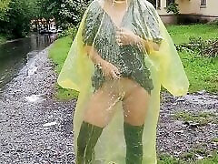 Teen in yellow raincoat flashes orgia lesbo gruppo outdoors in the rain