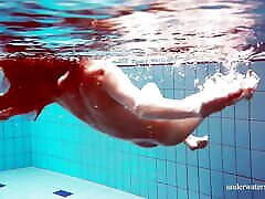 симпатичная молоденькая мартина плавает голышом в бассейне