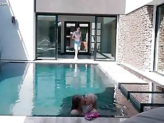 Fiesta en la piscina de perrito de mierda grupo de tres Piper - Perri y Lily Rader