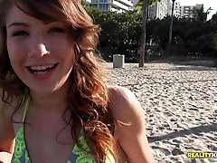 热水冲浪的女孩拿起在沙滩上