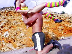 rotondo dai seni teen lesbean pulcino ottiene la sua bocca riempita sulla spiaggia