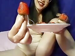 суперсексуальная обнаженная азиатка показывает киску и ест клубнику 1