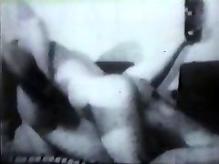 Czarno-białe wideo gruba laska z owłosioną ssąc kurwa na kanapie