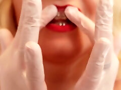 медицинские перчатки, сексуальные подтяжки и горячая киска - фетиш видео сексуальной милфы - арья грандер