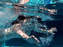 华丽的俄罗斯荡妇谢丽尔花给出了最色情的裸体表演水下
