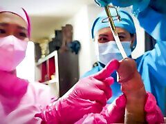 sadistische krankenschwestern quälen gefesselten patienten mit klingen