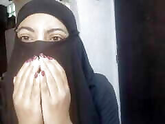 une vraie femme arabe amateur excitée éjacule sur son niqab se masturbe pendant que son mari prie porno hijab