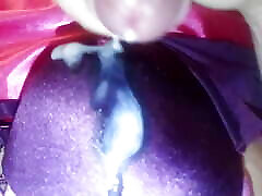 leatransteen sperma sul reggiseno di raso viola lucido