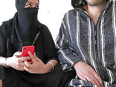 une femme arabe dit à son mari quelle est lesbienne et veut lécher la chatte