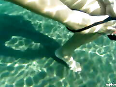 nylondelux in weißen strumpfhosen am öffentlichen strand