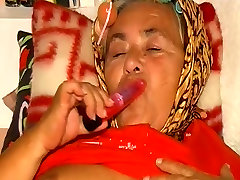 OmaPass old vo toi masturbating her pussy with toy and sucking