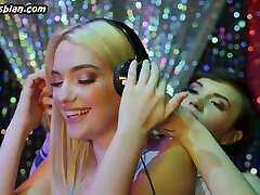 Lesbian slutty DJ seduces nympho 19yo dyke in 69 italiana sirvienta