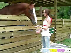 brookeskye con dedo adolescente en el patio de caballos