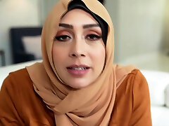 Social cum 10 seconds expert helps Arab woman