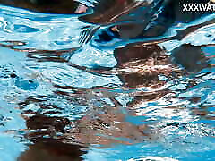Candee Licious是一个美丽的匈牙利游泳裸体