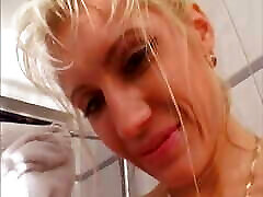 ein erstaunliches deutsches küken bekommt ihren runden arsch im badezimmer mit sperma bedeckt