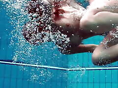 nata szilva, unadolescente ungherese, mostra la sua abilità nel nuoto