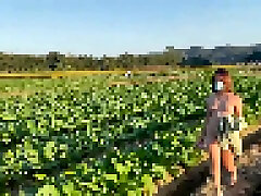 Smartphone personal shooting Something surreal ww A pervert who passes by a farmer who is working ey feet x an e.262
