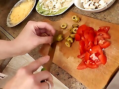 pizza nudo cooking nudo mommy milf dubarry no mutandine in alto tacchi calze autoreggenti cooking in cucina